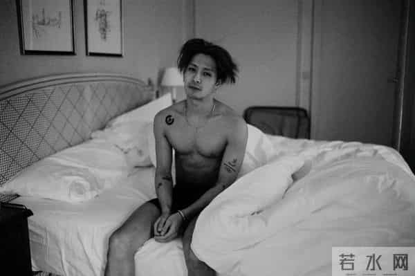 王嘉尔 一组时装周出发前记录