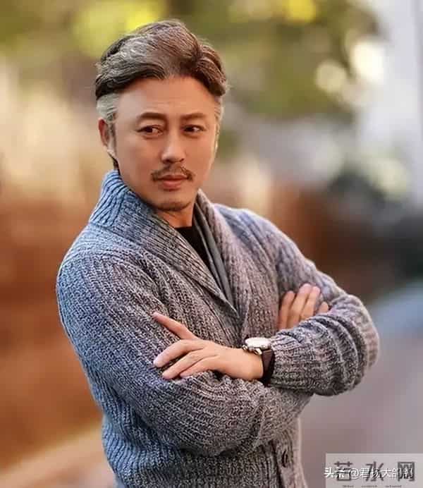 他是红楼第一美男,62岁住豪宅享天伦之乐,被家里仨女的“拿捏”