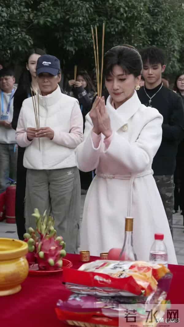 72岁赵雅芝最新穿搭：盘发+白色大衣，尽显优雅知性，美得像52岁