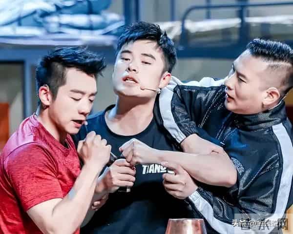 郑恺晒与陈赫等10人合影,被扒P掉7处烟盒打火机,遭吐槽一群老登