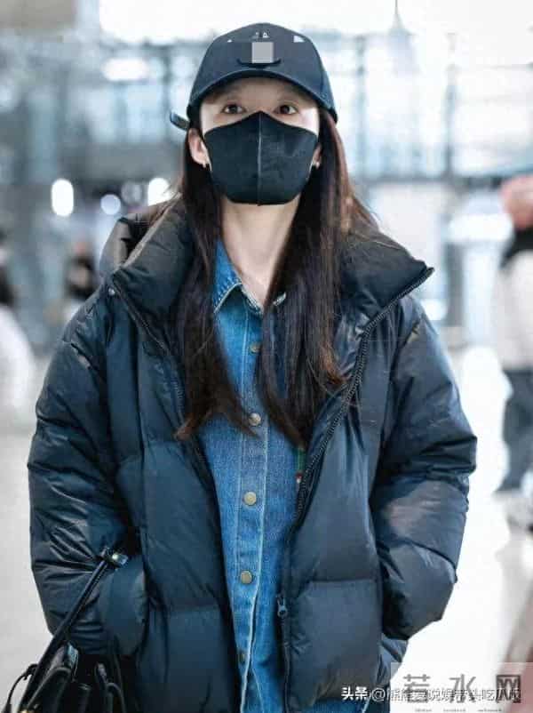 李沁越来越会穿!黑色羽绒服+牛仔衬衫+运动裤,时髦休闲又减龄!