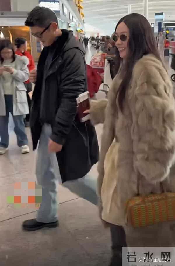 霍思燕穿几十万皮草国外度假 160斤像李湘 尴尬捂嘴笑 杜江像助理