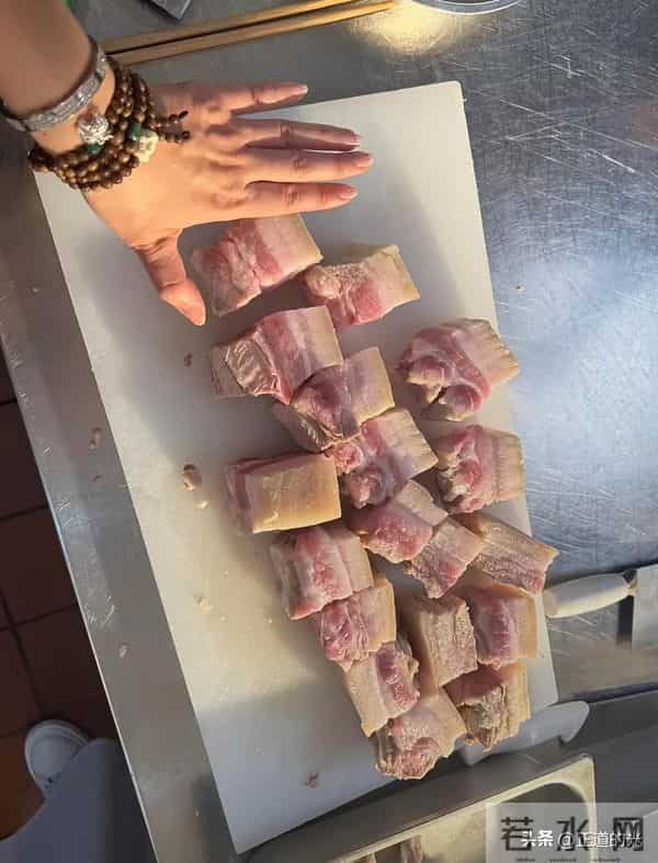 胡歌自爆女儿很馋 爱吃蛋糕 做沪版巨型红烧肉 精通厨艺 老婆太有口福