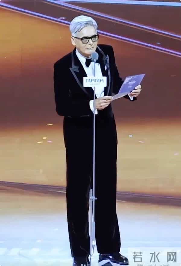 当70岁周润发与37岁权志龙站一起，我才彻底明白，什么叫相由心生