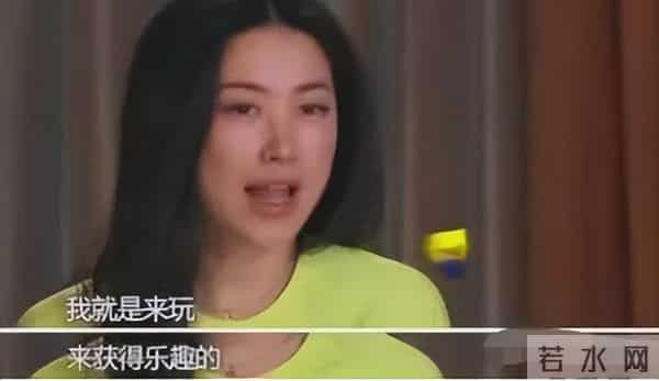 朱珠一家德国逛街，穿貂皮臃肿显土气，挤兑老公被网友怒喷