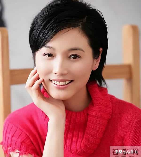 55岁张延依然优雅,父亲早逝最疼爱妈妈,和丈夫分居两地感情不变