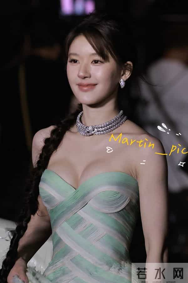 赵露思青春洋溢 元气满满