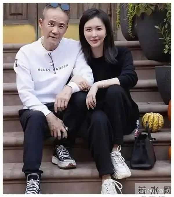 74岁王石断崖式衰老,44岁田朴珺登千米雪山,30岁年龄差藏不住了