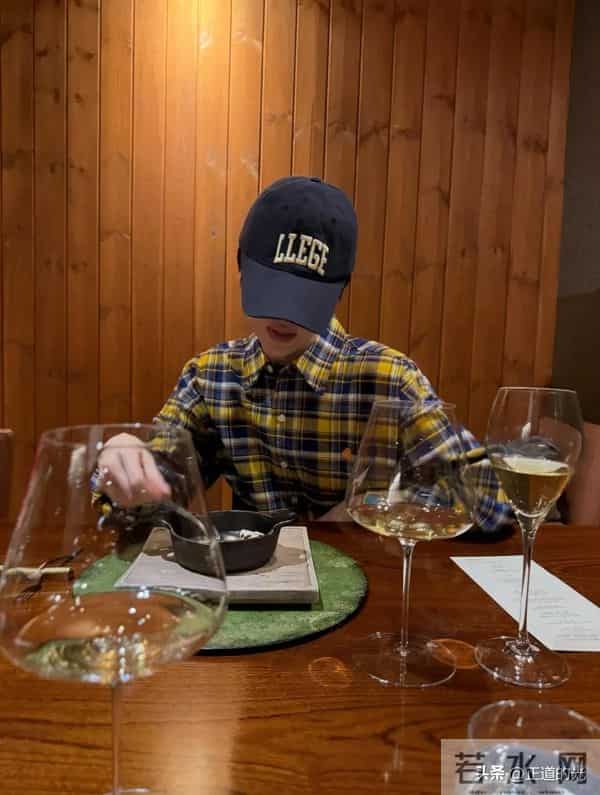 宋慧乔80斤瘦成纸片人 短发棒球帽像假小子 和中年男子贴脸搂肩合影