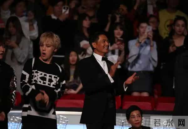 香港盛会颁奖仅两天，令人厌恶一幕发生，72岁周润发晚节不保？