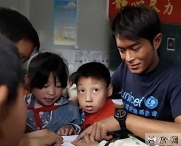 两副面孔？未见捐款却登台捞金，这次周润发被扒了老底，真相大白