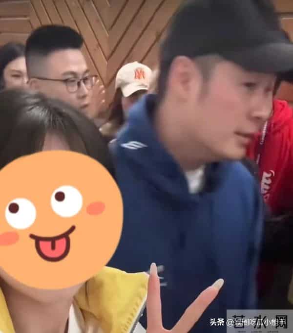 上戏八十周年校庆,郑恺牵苗苗现身,杜江陈赫出席雷佳音发型抢镜