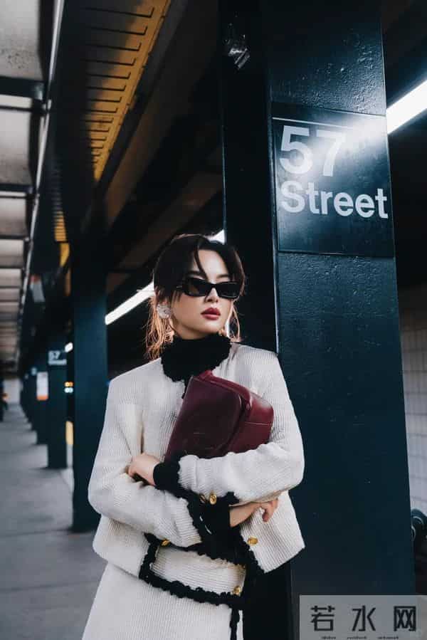 香奈儿大秀，辛芷蕾、王一博在地铁站挨着坐，影后姐和巨星弟来了