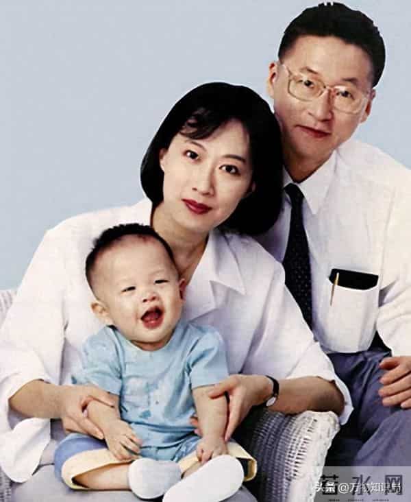 1992年，李敖与王小屯新婚留影，两人相差30岁，气质不输胡因梦