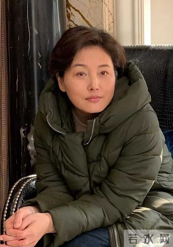 55岁张延依然优雅,父亲早逝最疼爱妈妈,和丈夫分居两地感情不变