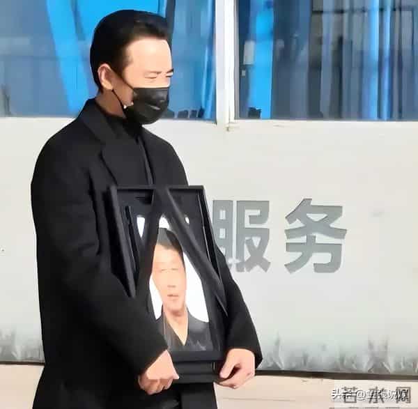 婚变传闻不到半月,罗晋近照曝光形象大变,恶心的一幕却发生了