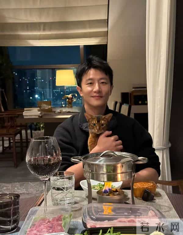 黄轩女友秀恩爱，在一起5年仍很甜，网友：这才是我们想要的嫂子