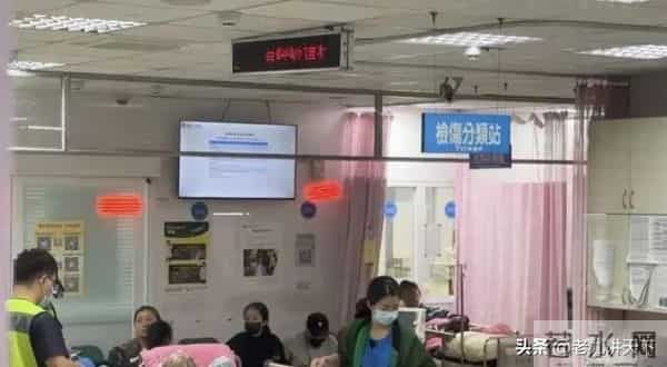 57岁袁惟仁成植物人后再病危，送医画面曝光，仅靠母亲姐姐照顾