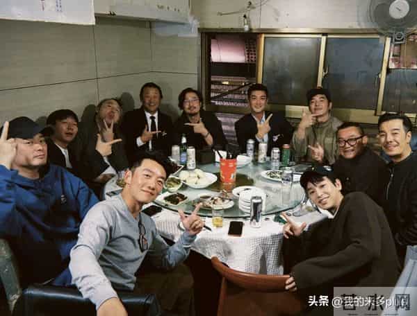 严屹宽夫妇回上戏母校，杜若溪和同学一起吃盒饭，王冠薛佳凝都在