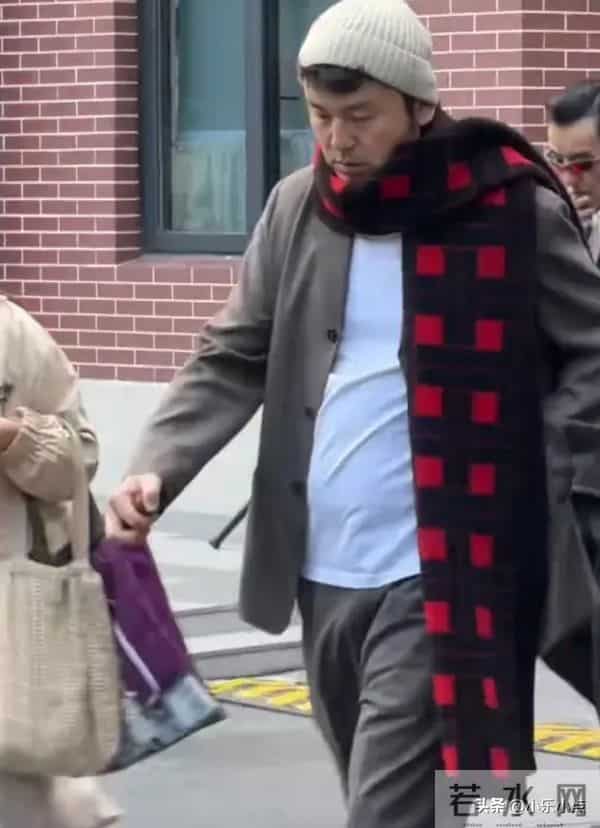 太有料了!上戏80校庆众星蹲苍蝇馆干饭,雷佳音萌翻 马伊琍逛校园