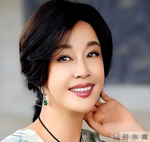 75岁刘晓庆频繁摔倒、认错人,在她身上令人担心的事情还是发生了