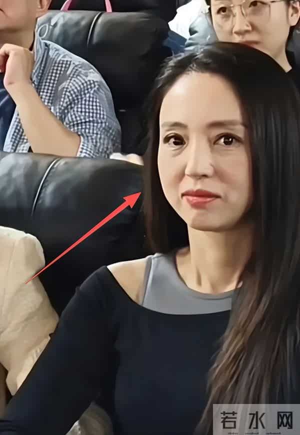 董璇带娃现身艺术展，关悦女强人打扮脸肿嘴歪，佟大为靠边站油腻