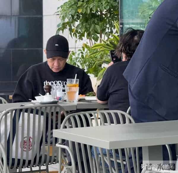 张家辉61岁生日和女性朋友吃饭 皮肤松垮老人味 竟只比郭富城大一岁