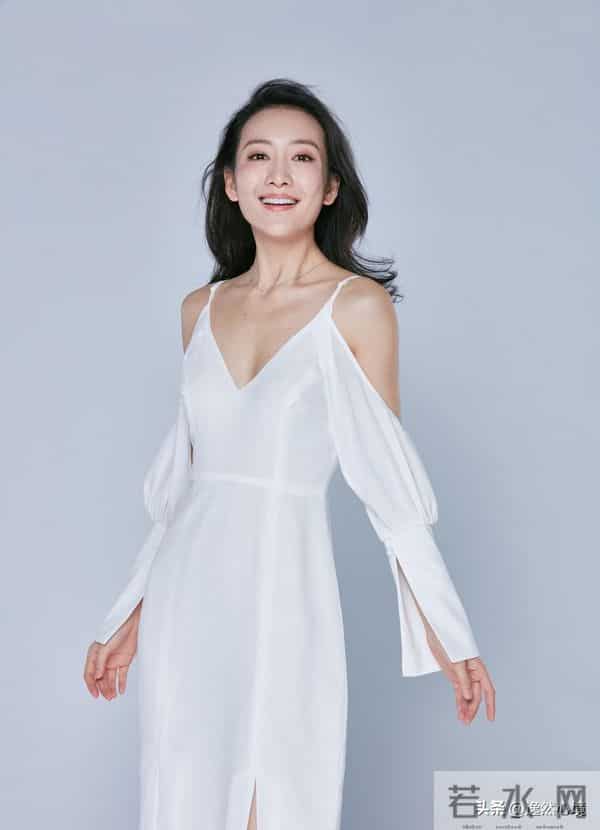 王鸥白裙露肩杀 ‖ 清冷氛围感拉满