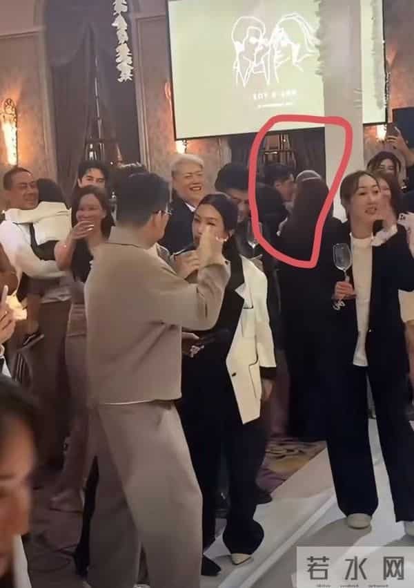 林心如在邱泽许玮甯婚礼光脚跳舞,下台后获霍建华亲吻,太恩爱了