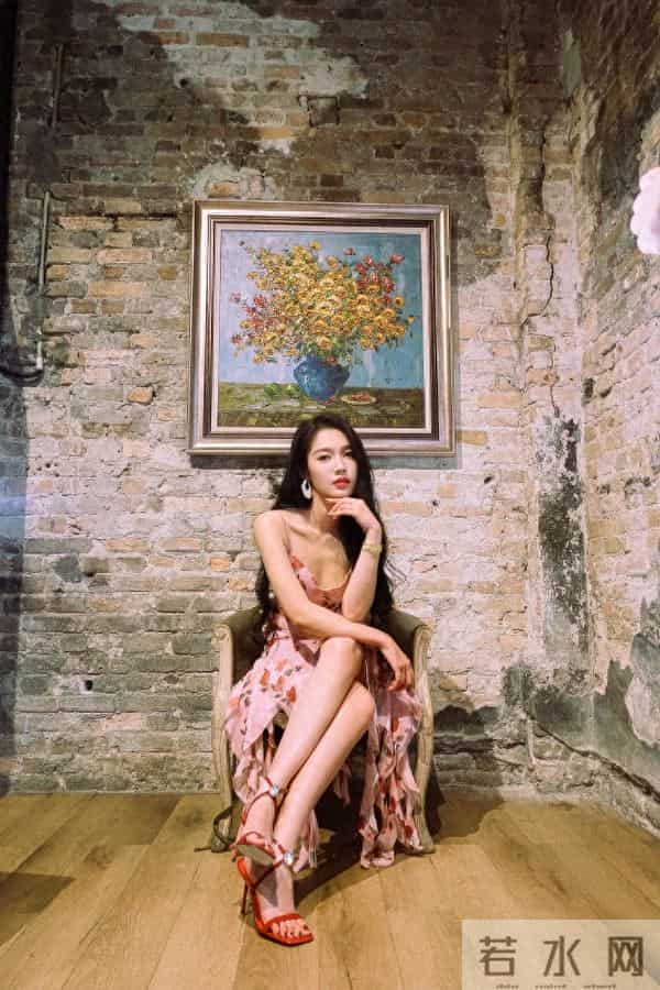 符雅凝脚踩红色高跟鞋，吊带裙穿搭真迷人