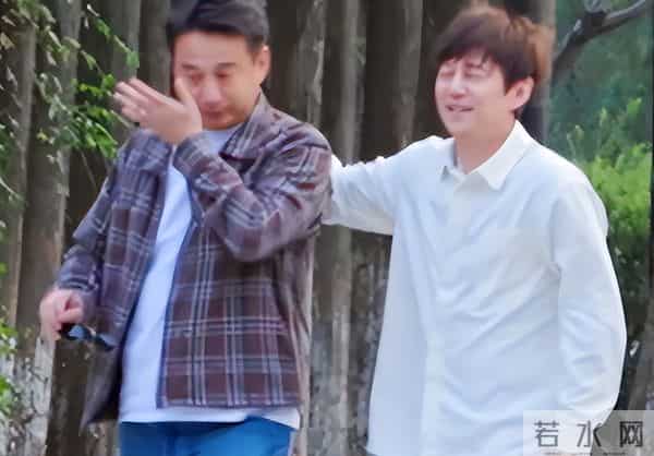 黄磊挥泪告别《向往的生活》，何炅陪伴在侧，张艺兴四人鞠躬致敬