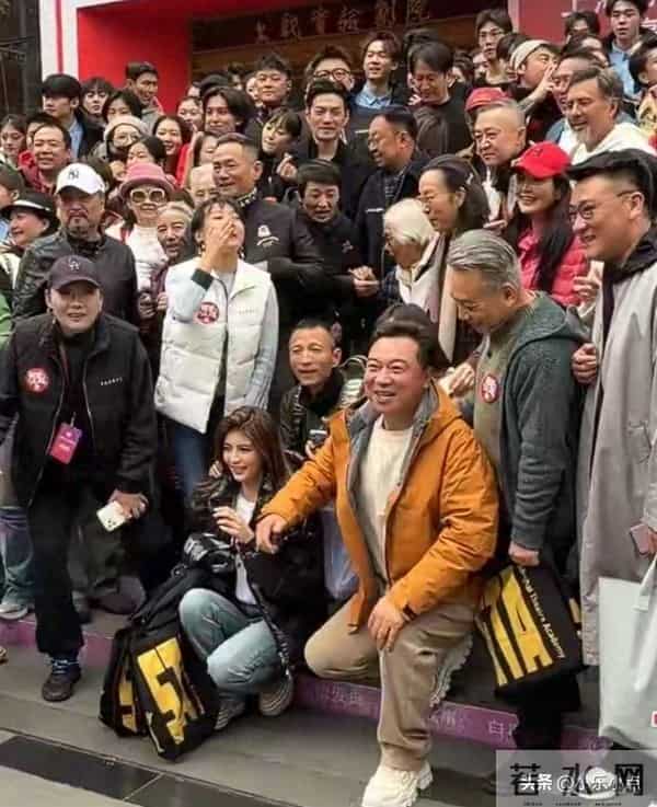 太有料了!上戏80校庆众星蹲苍蝇馆干饭,雷佳音萌翻 马伊琍逛校园