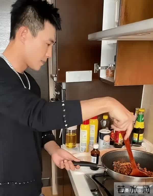 王灿晒胖了16斤自拍照!肚子赘肉藏不住,杜淳忙帮搭配衣服好奢华