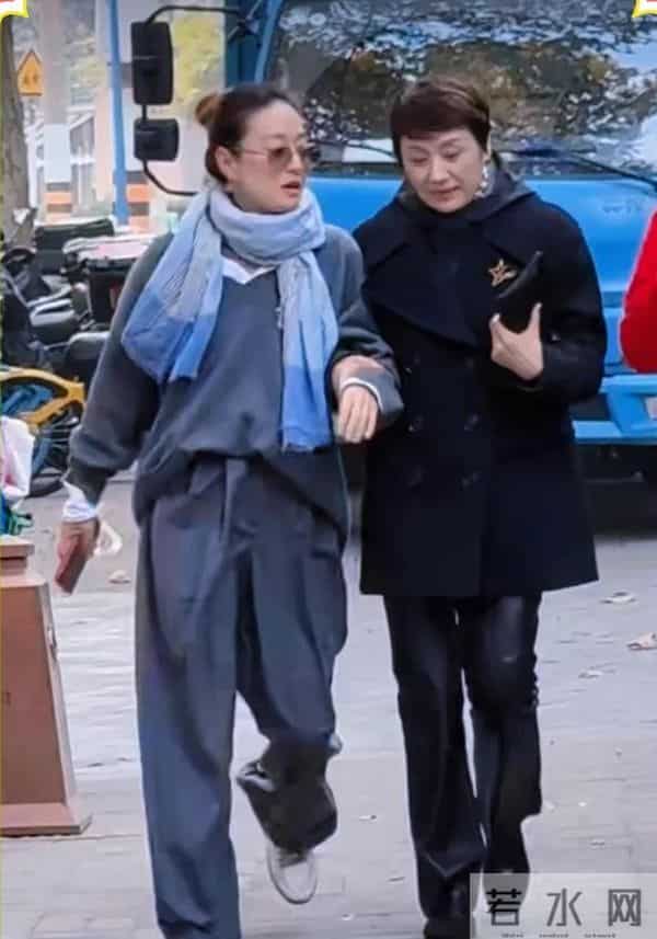 马伊琍回上戏80周年庆生，丸子头造型随性，松弛感拉满状态佳