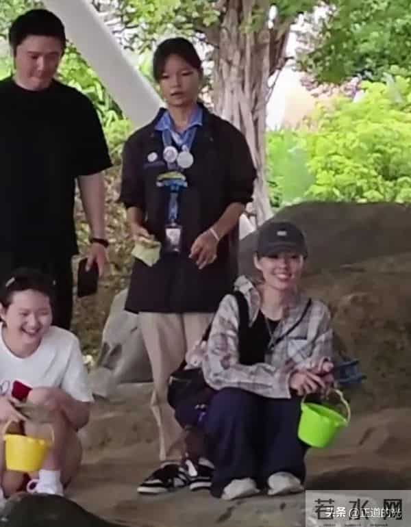 郭碧婷现身三亚情人岛 素颜穿着朴素 怀里抱着椰子 蹲在沙滩上捡石头