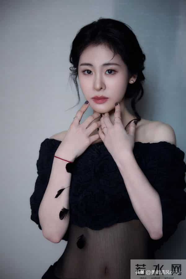 张碧晨云南被偶遇，真人脸又小又精致，无滤镜也好美啊！