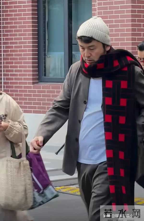 上戏八十周年校庆,郑恺牵苗苗现身,杜江陈赫出席雷佳音发型抢镜