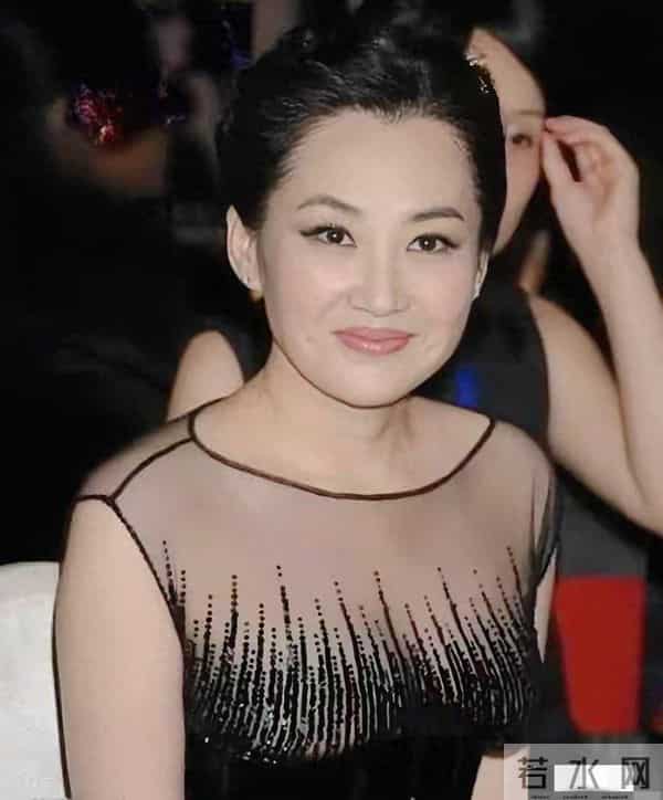 许晴，这张国字脸，真的太标志了，真不愧是倾国倾城的大美人啊