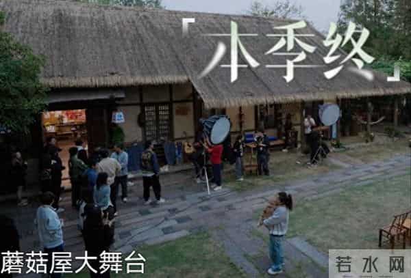 黄磊挥泪告别《向往的生活》，何炅陪伴在侧，张艺兴四人鞠躬致敬