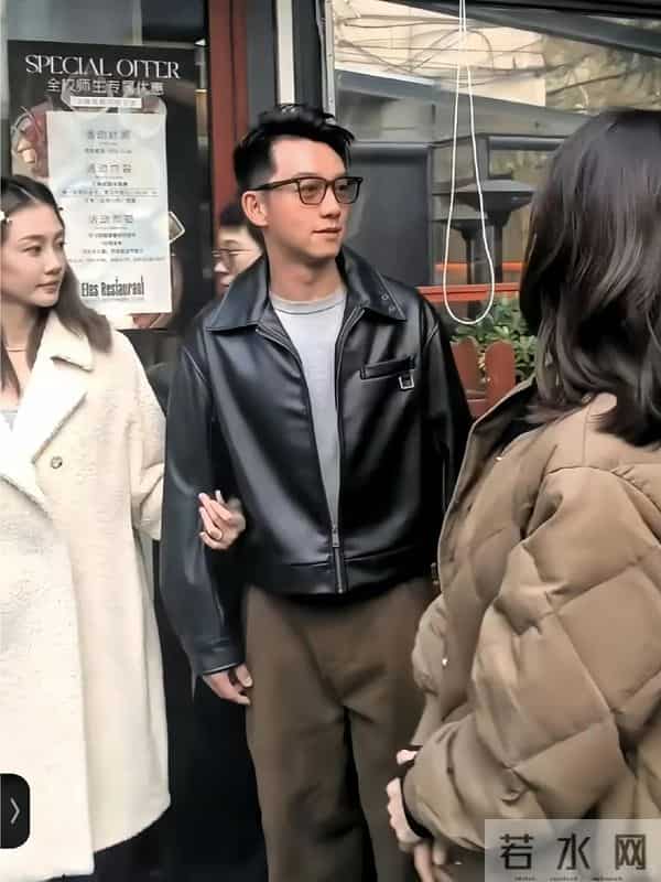 上戏80周年大合影，金世佳有少年感，陈赫靠边坐，王传君稳居C位