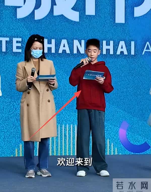 应采儿带娃出通告,素颜肿胀但满脸自豪,儿子后台背稿累到瘫桌上