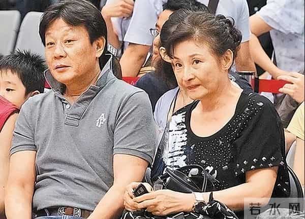 71岁寇世勋现状，晚年和原配一家生活，二房随3名子女远在国外