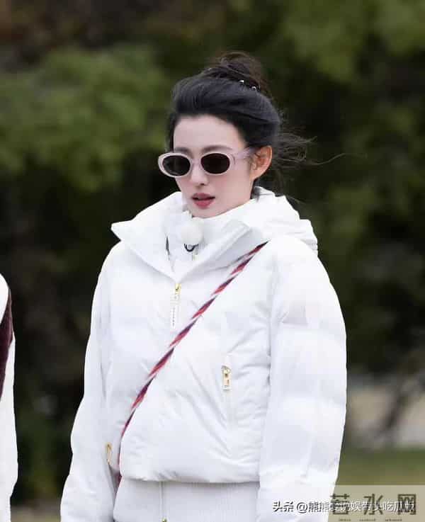 王楚然太会穿了!白色短款羽绒服+浅灰卫裤,简约休闲又时髦!