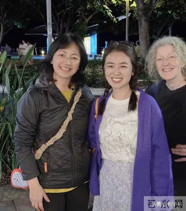 52岁罗海琼回母校上海参加校庆，她穿着皮衣 面带笑容，脸变化挺大