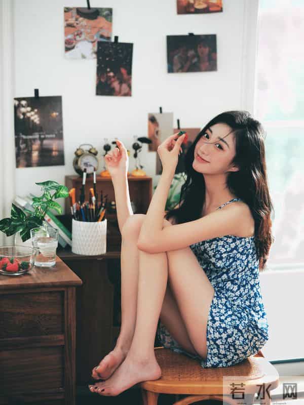 北电校花杨新锐光脚丫写真,小吊带穿搭纯欲迷人