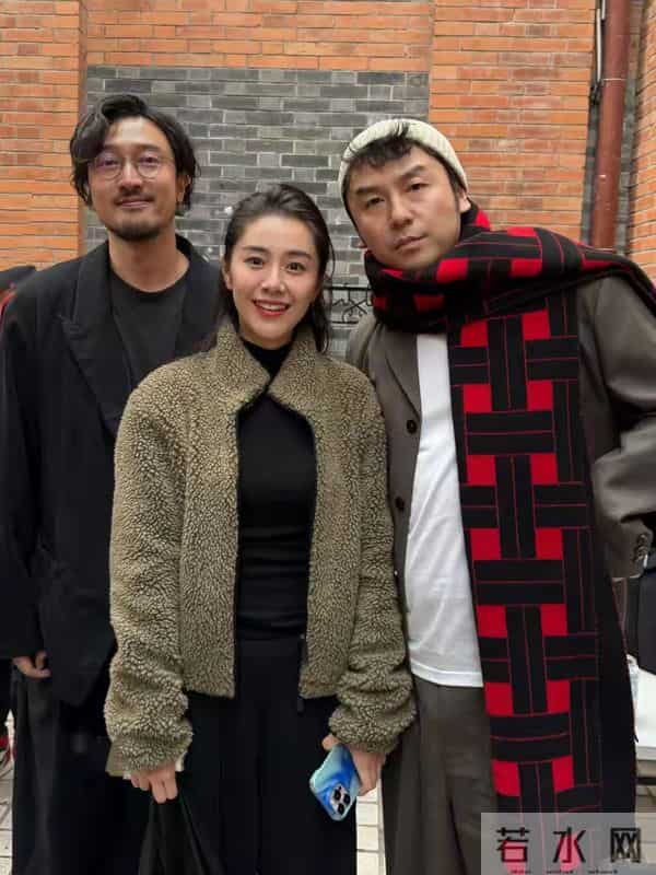 众星云集！于和伟戴眼镜讲话透心热，江疏影变学生 胡歌送这祝福？