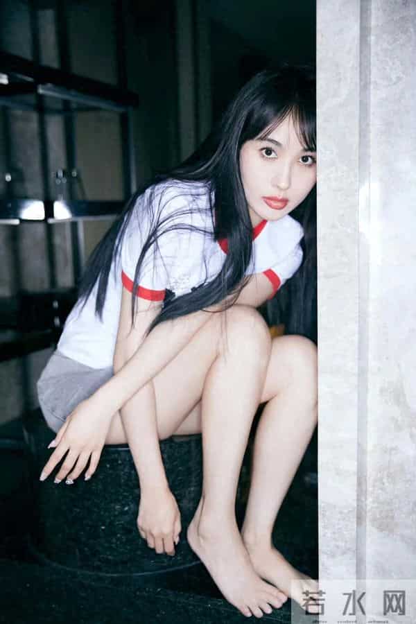 李菲儿美白小脚丫 美美滴