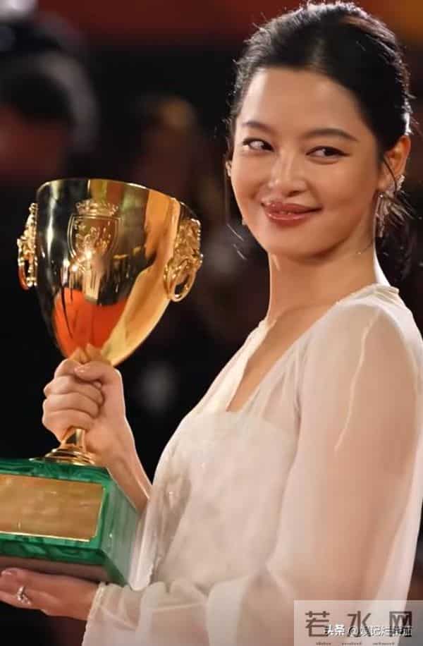金狮大赏评委郝蕾,面对犀利问题只能尬笑,奖项颁发后好打脸