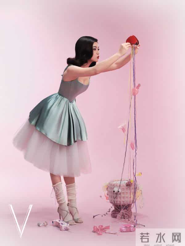 陈妍希12月份封面写真，高跟黑丝袜穿搭展现不一样的美