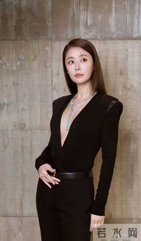 绝了！50岁林心如活动造型魅力四射，瘦身后状态回春宛如30岁模样